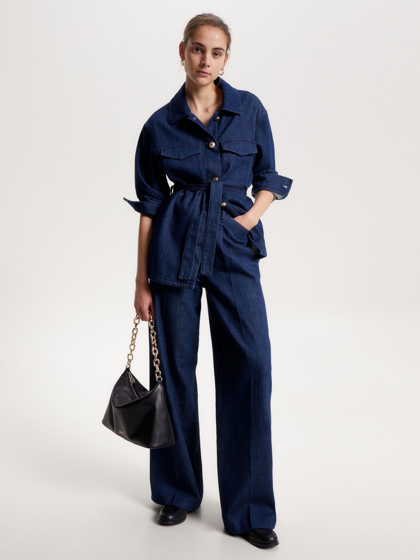 JEANS CON PINZA DE TIRO ALTO Y PIERNA ANCHA