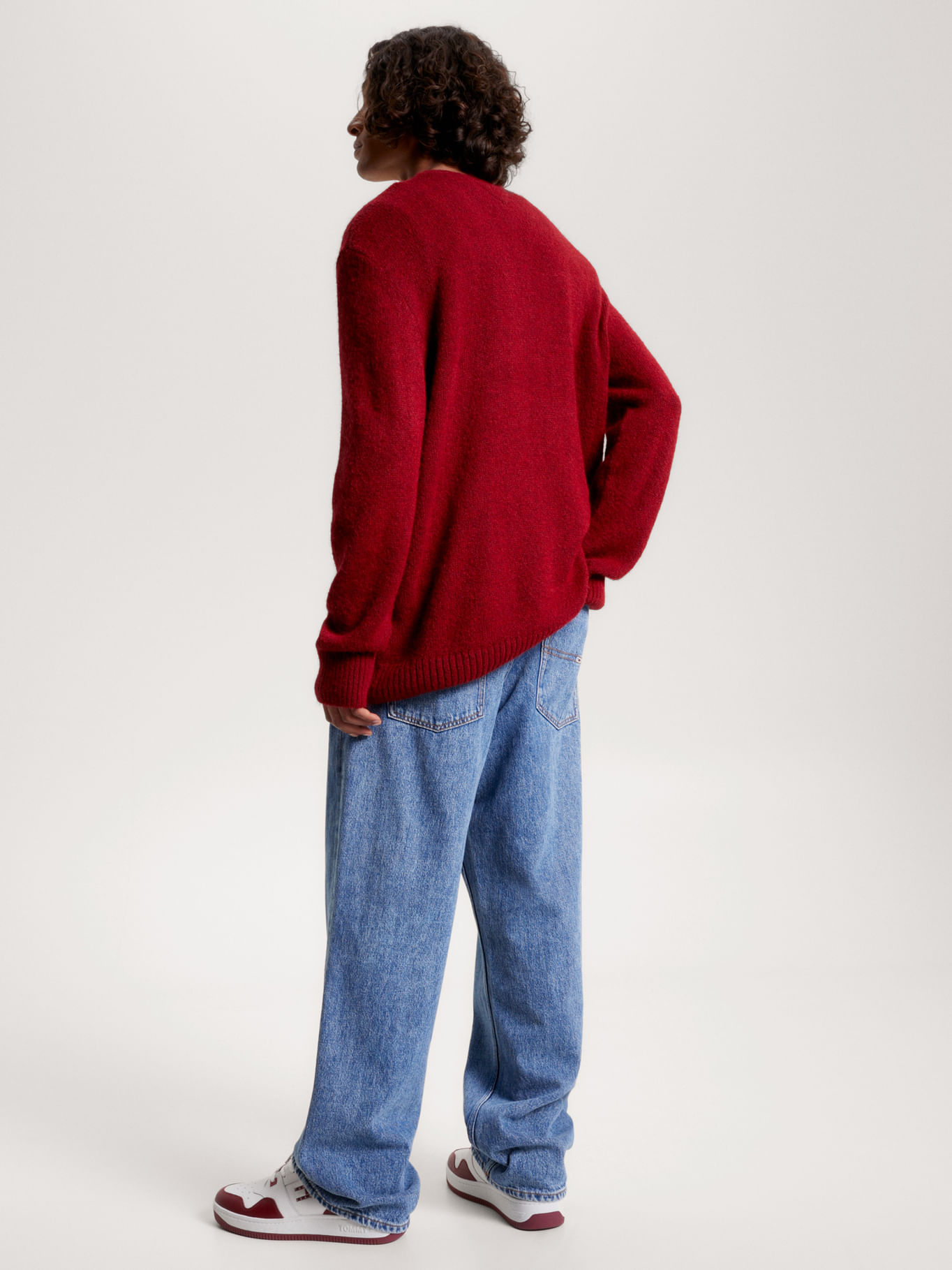 SUÉTER CON LOGO UNIVERSITARIO DE CORTE AMPLIO