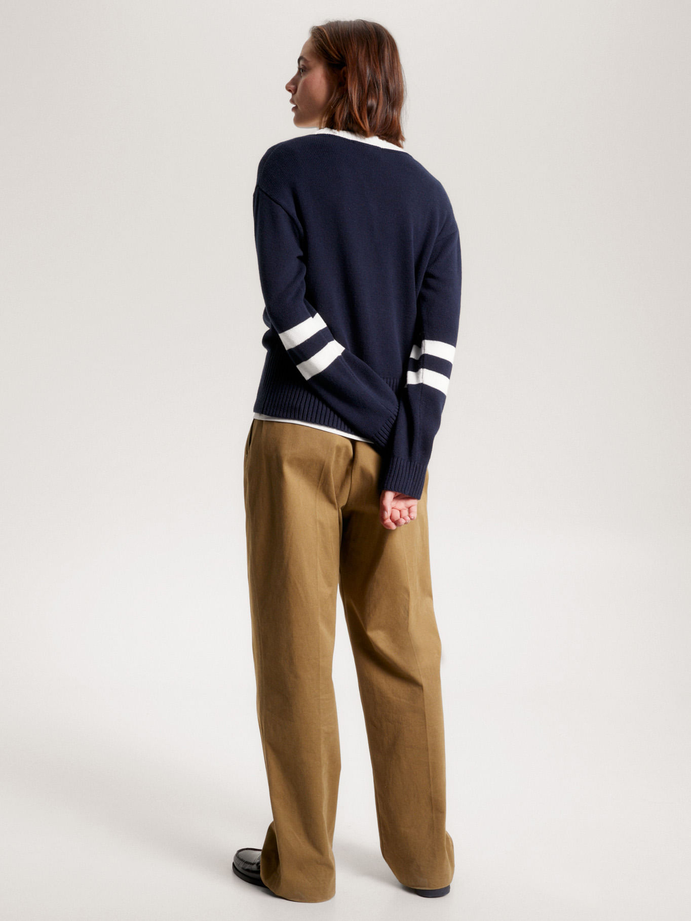 SUÉTER UNIVERSITARIO DE CUELLO REDONDO