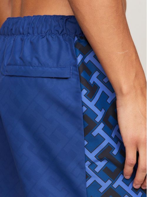 PANTALONETA DE BAÑO DE MEDIO LARGO CON MONOGRAMAS TH
