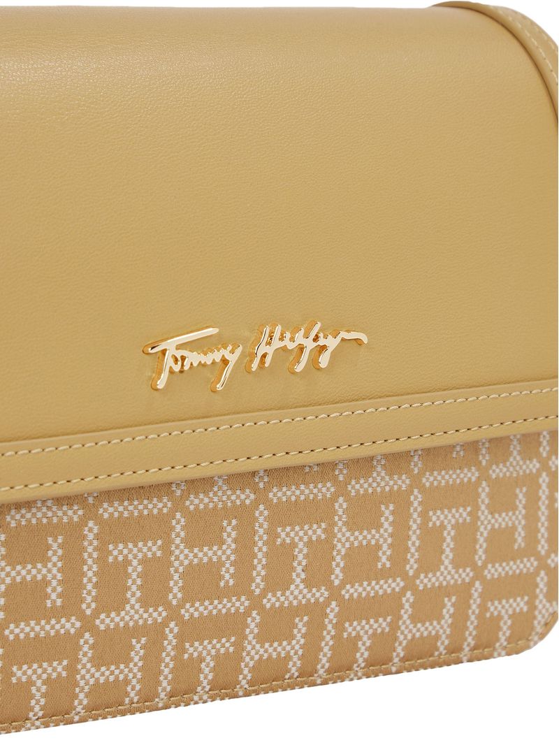 CARTERA CROSSOVER CON LA FIRMA METALICA DE TOMMY HILFIGER