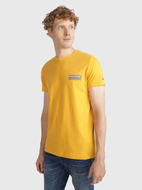 CAMISETA CON LOGO DE PARCHE