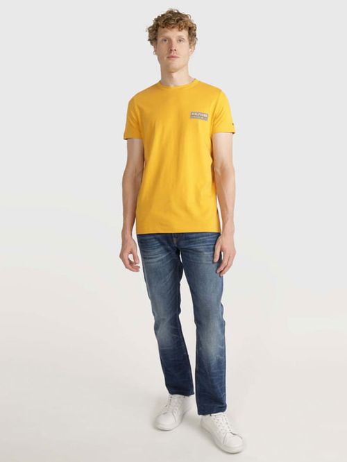 CAMISETA CON LOGO DE PARCHE