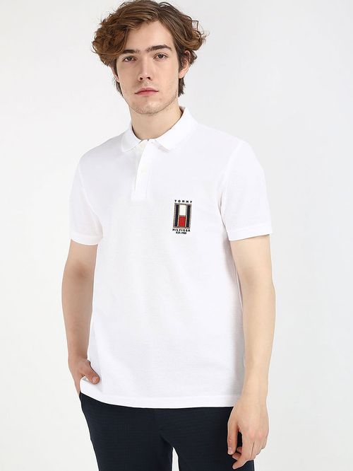 POLO DE CORTE REGULAR CON LOGO VERTICAL