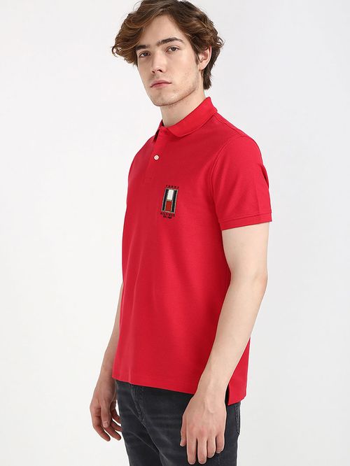 POLO DE CORTE REGULAR CON LOGO VERTICAL