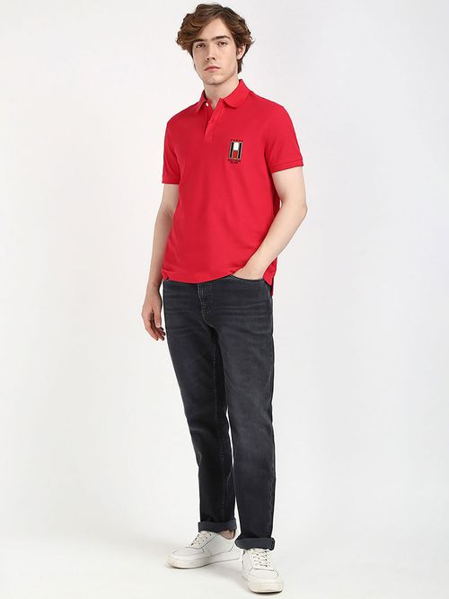 POLO DE CORTE REGULAR CON LOGO VERTICAL
