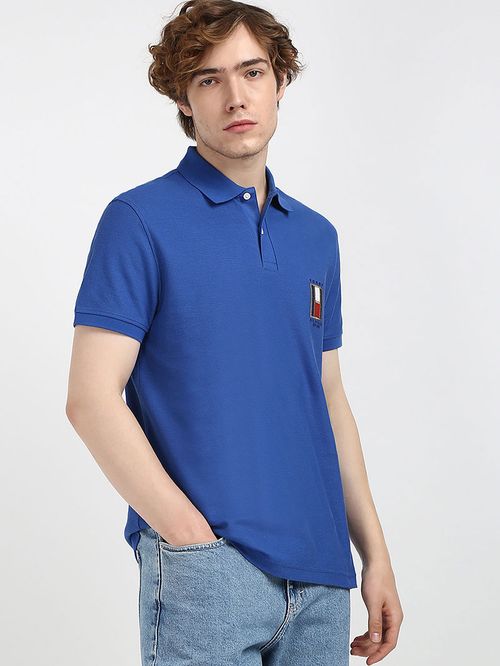 POLO DE CORTE REGULAR CON LOGO VERTICAL