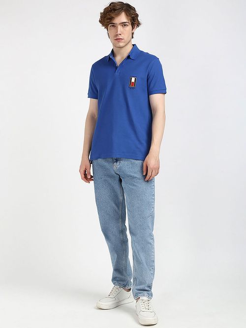 POLO DE CORTE REGULAR CON LOGO VERTICAL