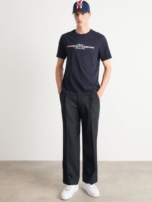 CAMISETA CON LOGO EN EL PECHO