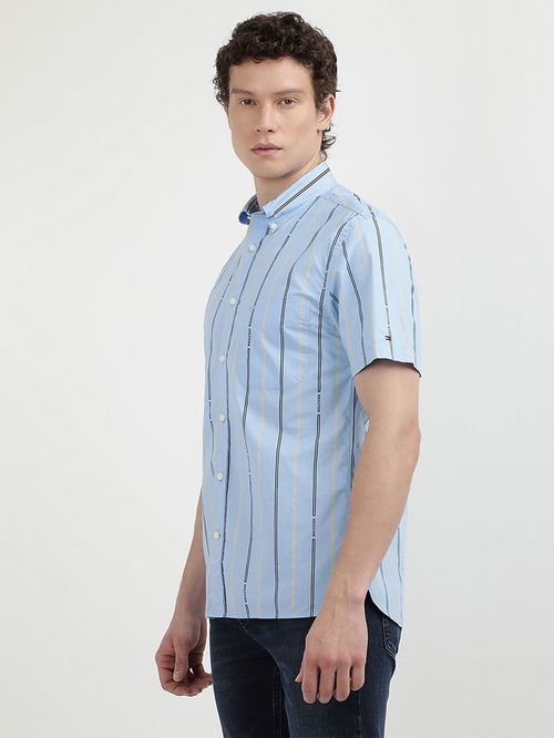 CAMISA DE CORTE REGULAR CON DISEÑO DE RAYAS