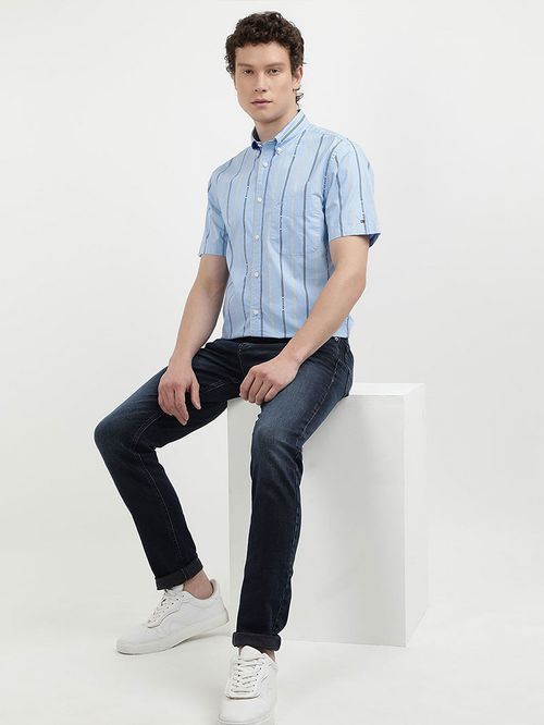 CAMISA DE CORTE REGULAR CON DISEÑO DE RAYAS