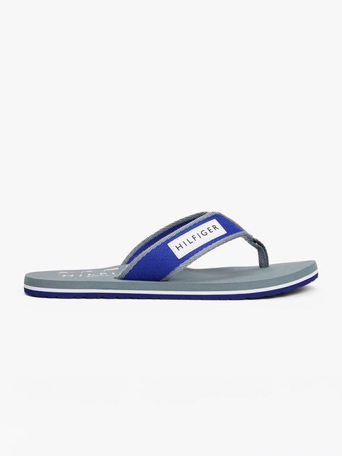 ZAPATILLAS CON PARCHE DISTINTIVO