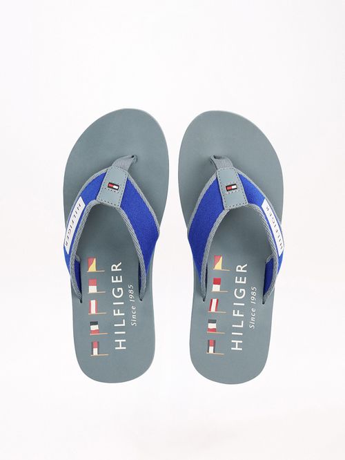 ZAPATILLAS CON PARCHE DISTINTIVO