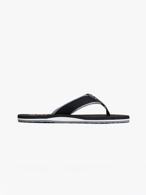 ZAPATILLAS CON PARCHE DISTINTIVO