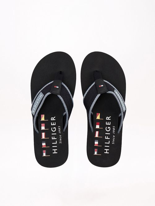 ZAPATILLAS CON PARCHE DISTINTIVO