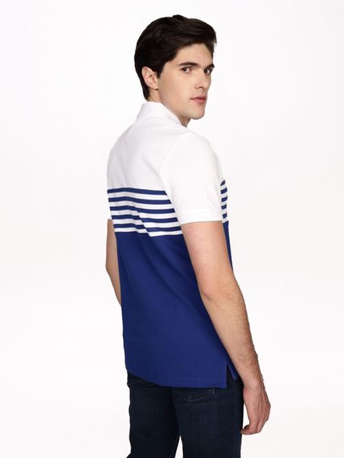 POLO CON DISEÑO COLOR BLOCK DE CORTE REGULAR