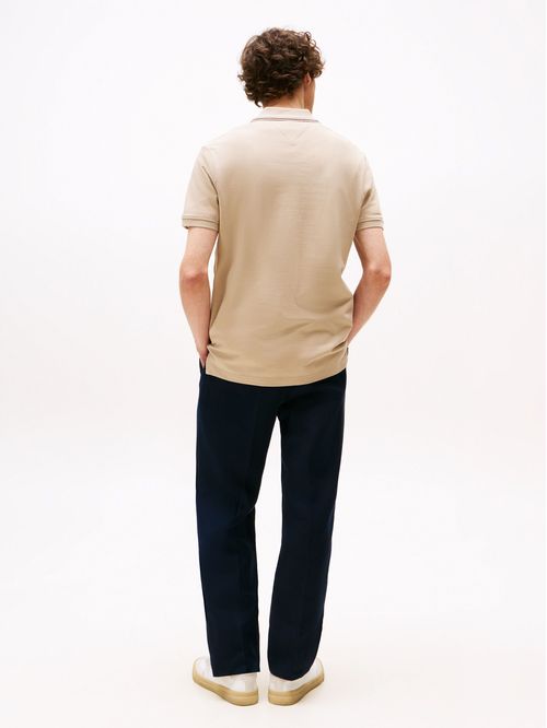 POLO DE CORTE REGULAR CON CUELLO RIBETEADO