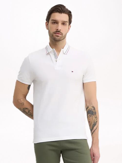 POLO DE CORTE REGULAR CON CUELLO RIBETEADO