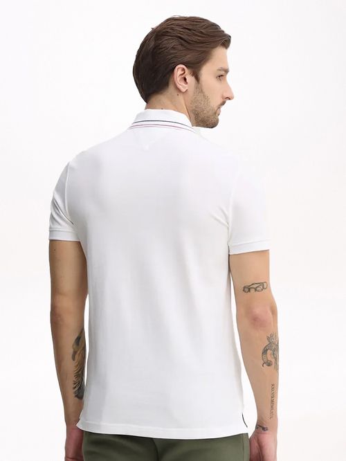 POLO DE CORTE REGULAR CON CUELLO RIBETEADO