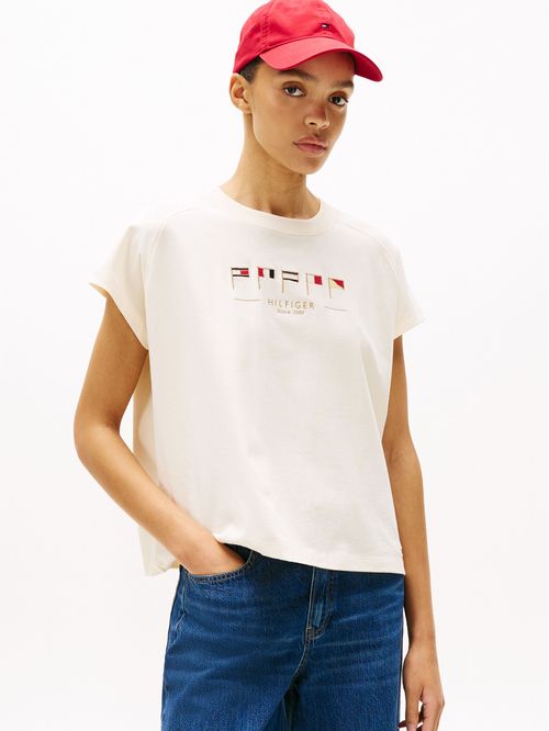CAMISETA AMPLIA CON BANDERAS BORDADAS