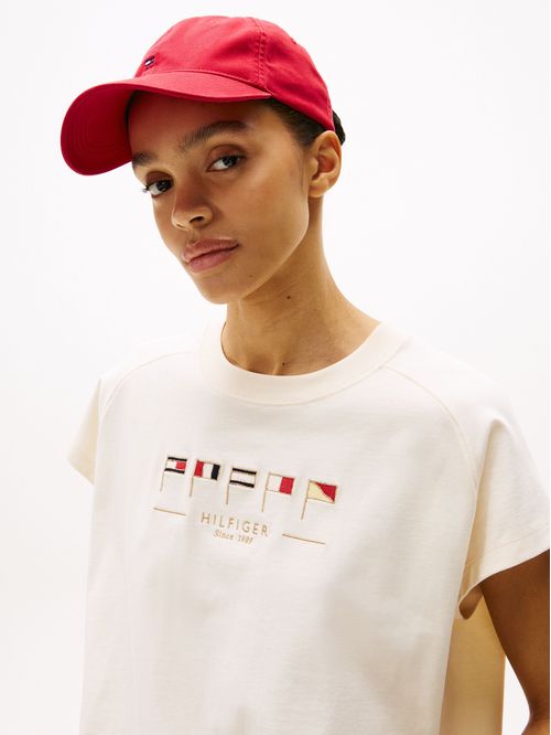 CAMISETA AMPLIA CON BANDERAS BORDADAS