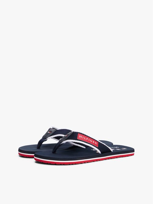ZAPATILLAS CON PARCHE DISTINTIVO