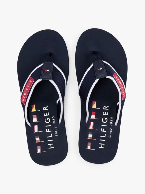 ZAPATILLAS CON PARCHE DISTINTIVO