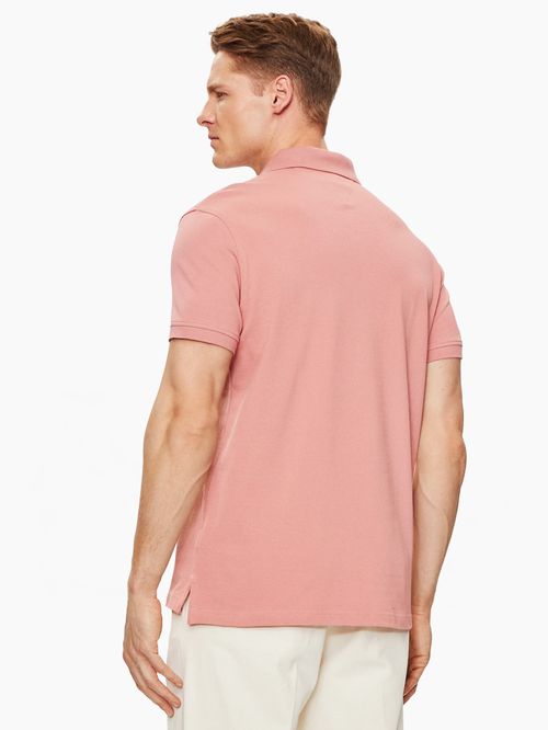 POLO CON ESTAMPADO DE PALMERAS BAJO EL CUELLO