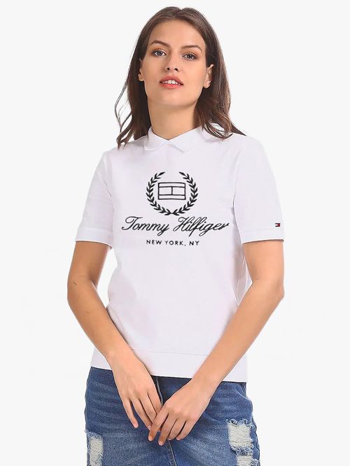 POLO CON INSCRIPCIÓN EN EL PECHO