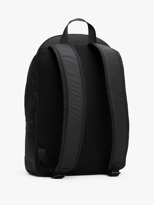 MOCHILA CON LOGO METÁLICO