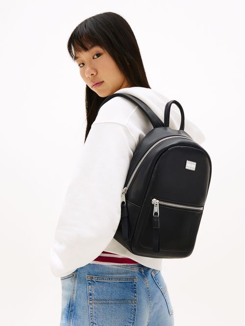 MOCHILA CON ACABADO TEXTURIZADO