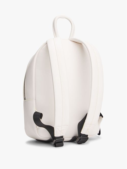 MOCHILA CON ACABADO TEXTURIZADO