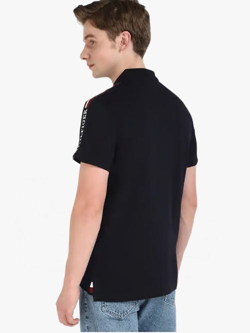 POLO DE CORTE REGULAR CON DISEÑO GLOBAL STRIPE EN LA MANGA