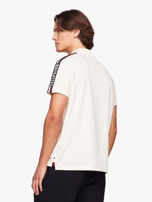 POLO DE CORTE REGULAR CON DISEÑO GLOBAL STRIPE EN LA MANGA