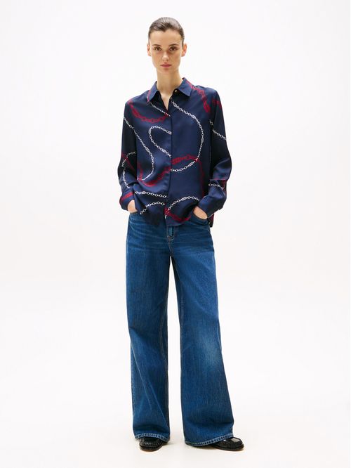 CAMISA DE CORTE AMPLIO Y TAPETA OCULTA