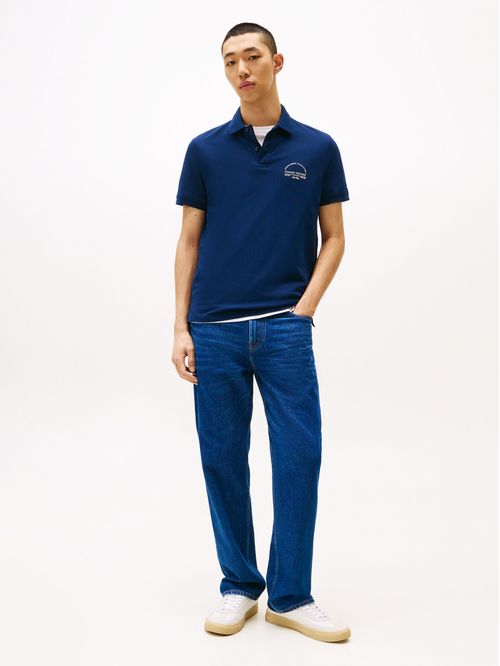 POLO DE CORTE REGULAR CON LOGO ARQUEADO