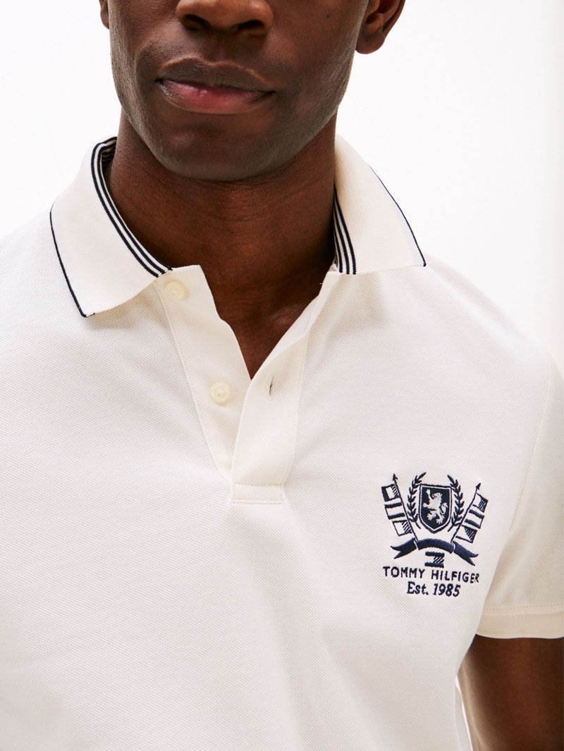 POLO DE CORTE REGULAR CON ESCUDO TH BORDADO