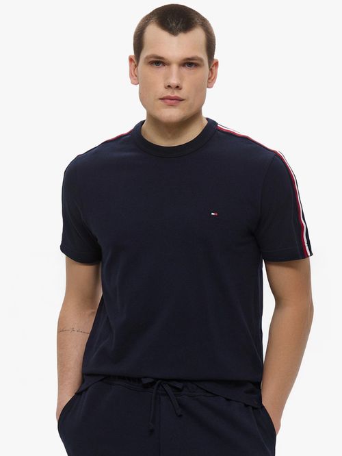 CAMISETA CON RAYAS DISTINTIVAS