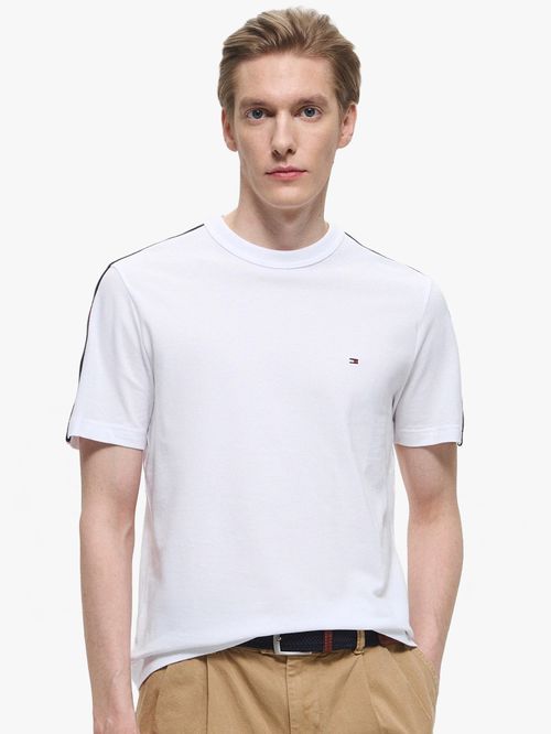 CAMISETA CON RAYAS DISTINTIVAS