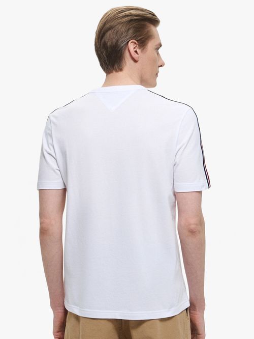 CAMISETA CON RAYAS DISTINTIVAS