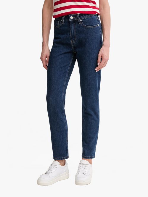 JEANS AJUSTADOS Y TOBILLEROS DE TIRO ALTO