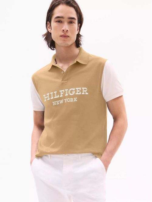 POLO CON LOGO MONOTIPO DE CORTE REGULAR