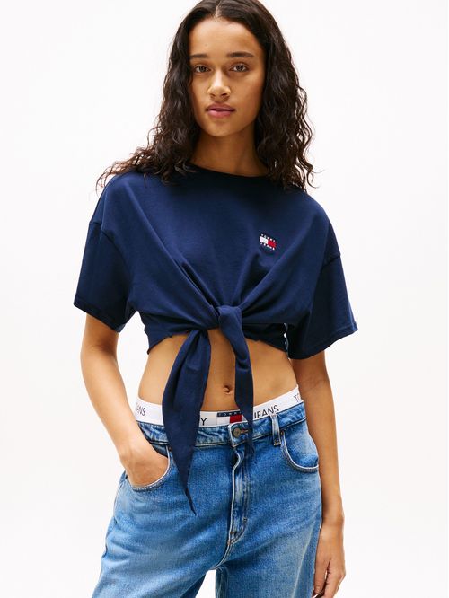 CAMISETA ANUDADA CORTE CROPPED CON PARCHE
