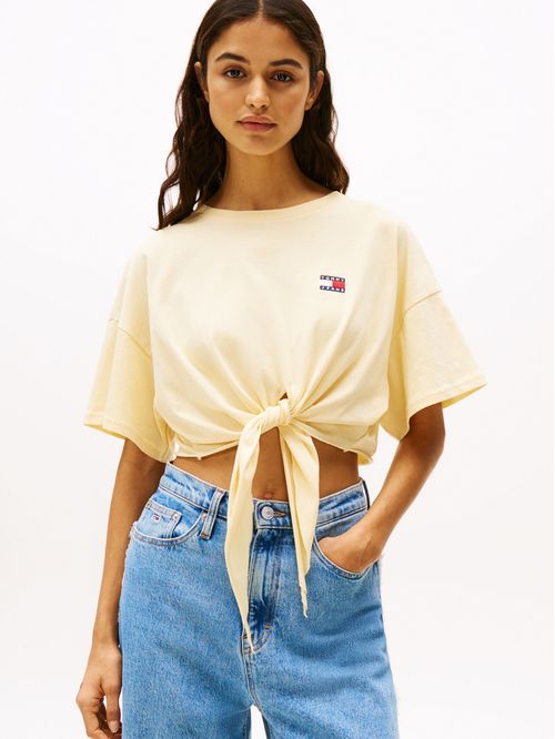 CAMISETA ANUDADA CORTE CROPPED CON PARCHE