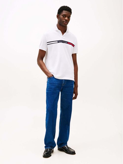 POLO DE CORTE REGULAR CON LOGO EN EL PECHO