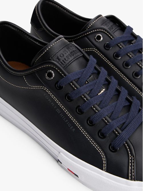 DEPORTIVOS DE CUERO CON LOGO DISTINTIVO